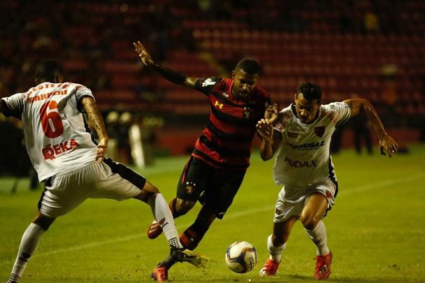 Com o empate no último minuto da partida, Rubro-negro pernambucano saiu vaiado da Ilha do Retiro