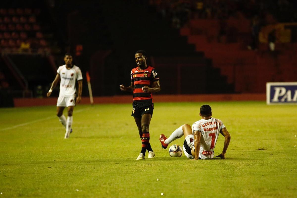 Com o empate no ltimo minuto da partida, Rubro-negro pernambucano saiu vaiado da Ilha do Retiro 