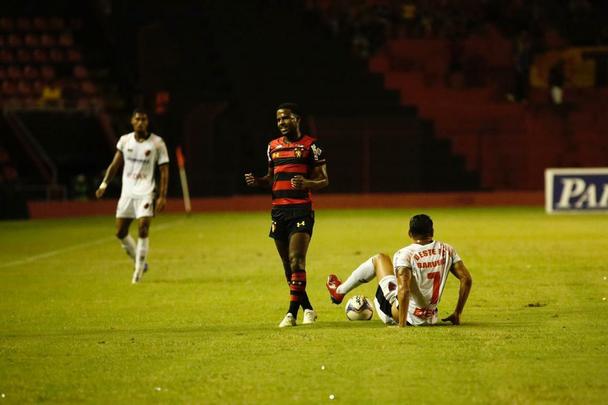 Com o empate no último minuto da partida, Rubro-negro pernambucano saiu vaiado da Ilha do Retiro