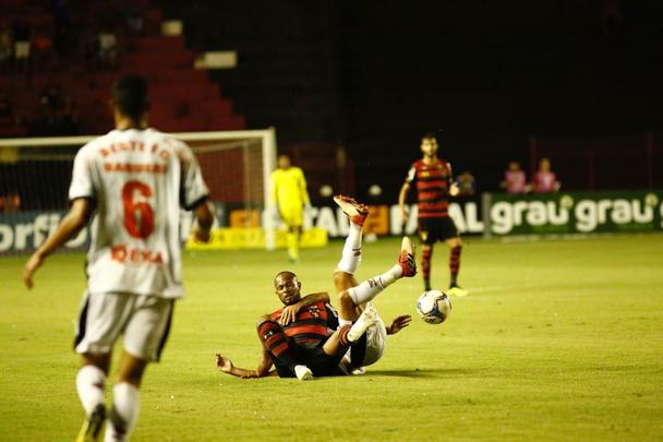 Com o empate no último minuto da partida, Rubro-negro pernambucano saiu vaiado da Ilha do Retiro