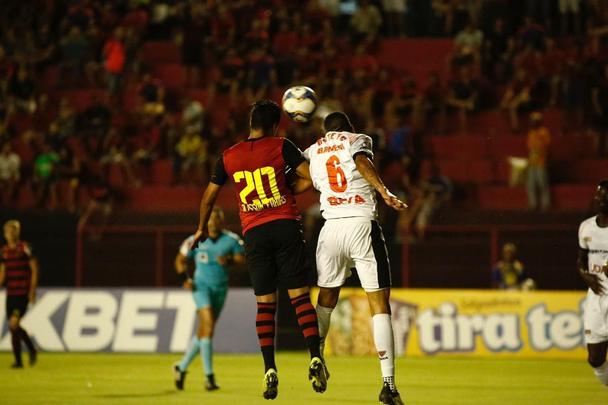 Com o empate no último minuto da partida, Rubro-negro pernambucano saiu vaiado da Ilha do Retiro