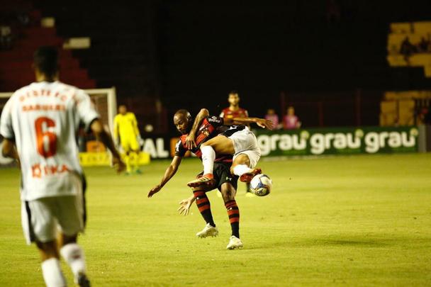 Com o empate no último minuto da partida, Rubro-negro pernambucano saiu vaiado da Ilha do Retiro