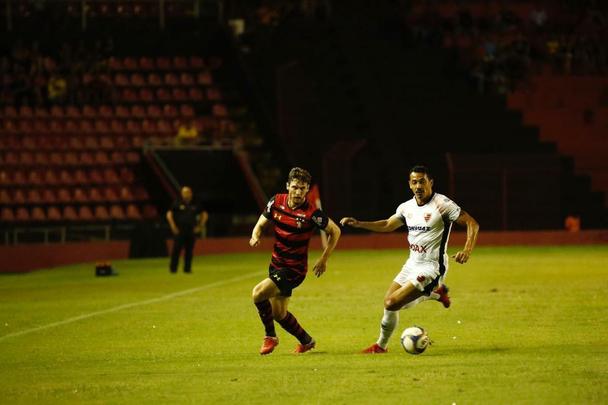 Com o empate no último minuto da partida, Rubro-negro pernambucano saiu vaiado da Ilha do Retiro
