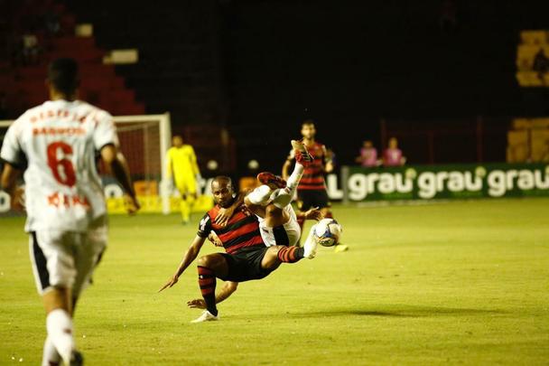 Com o empate no último minuto da partida, Rubro-negro pernambucano saiu vaiado da Ilha do Retiro