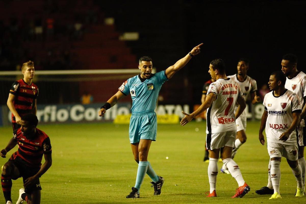 Com o empate no ltimo minuto da partida, Rubro-negro pernambucano saiu vaiado da Ilha do Retiro 