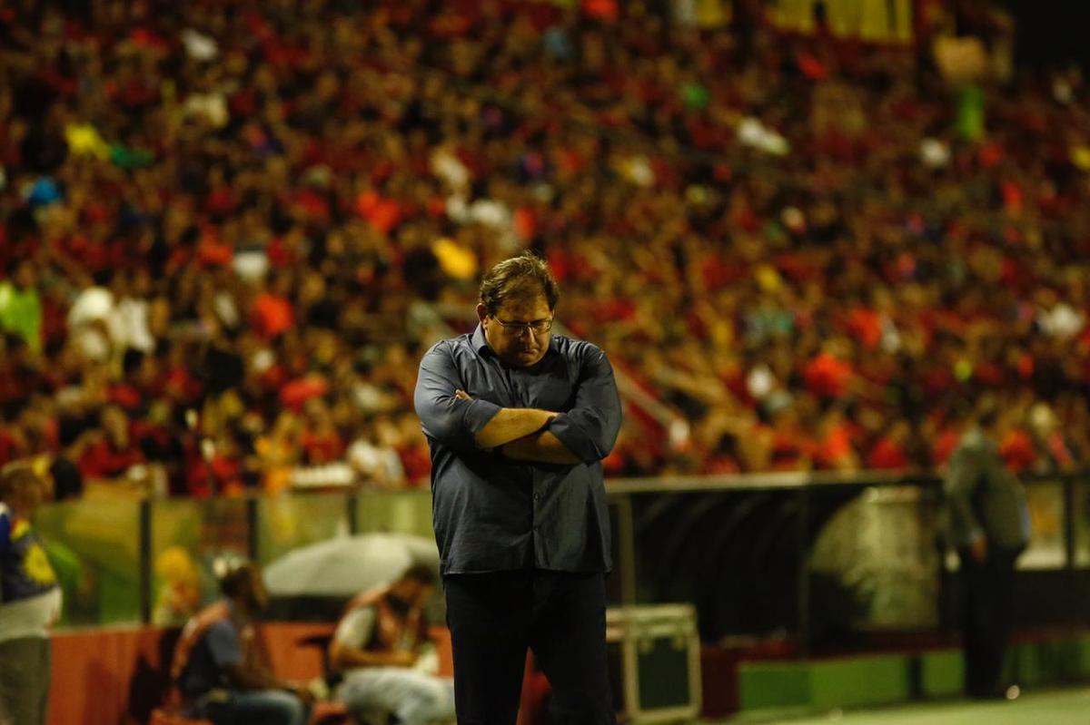 Com o empate no ltimo minuto da partida, Rubro-negro pernambucano saiu vaiado da Ilha do Retiro 