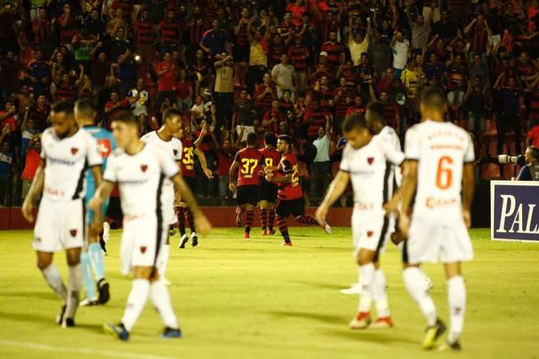 Com o empate no último minuto da partida, Rubro-negro pernambucano saiu vaiado da Ilha do Retiro
