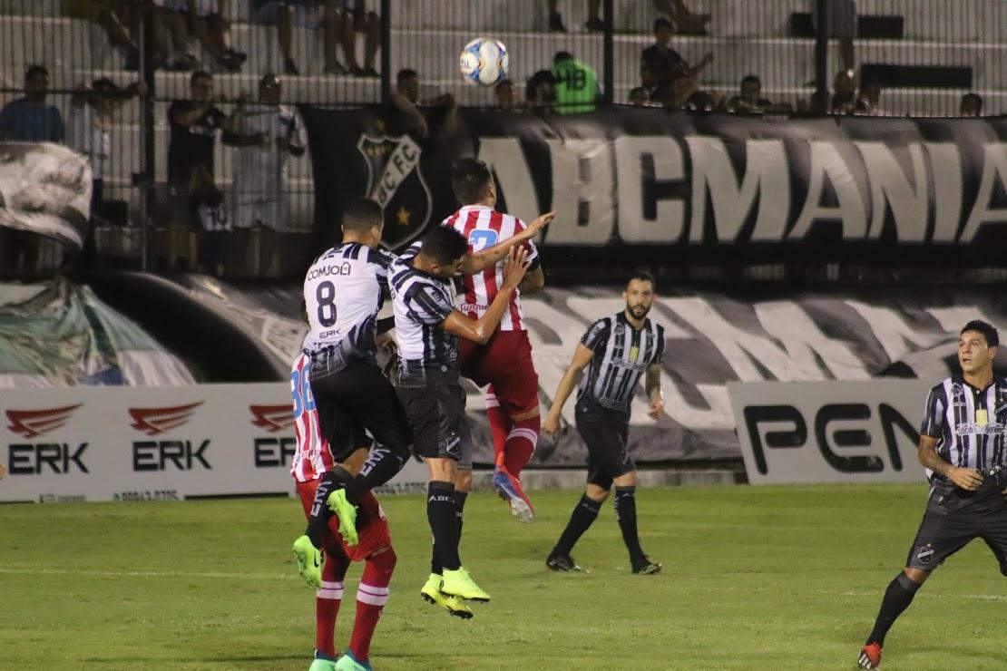 Equipes se enfrentaram neste domingo no estdio Frasqueiro, em Natal. 
