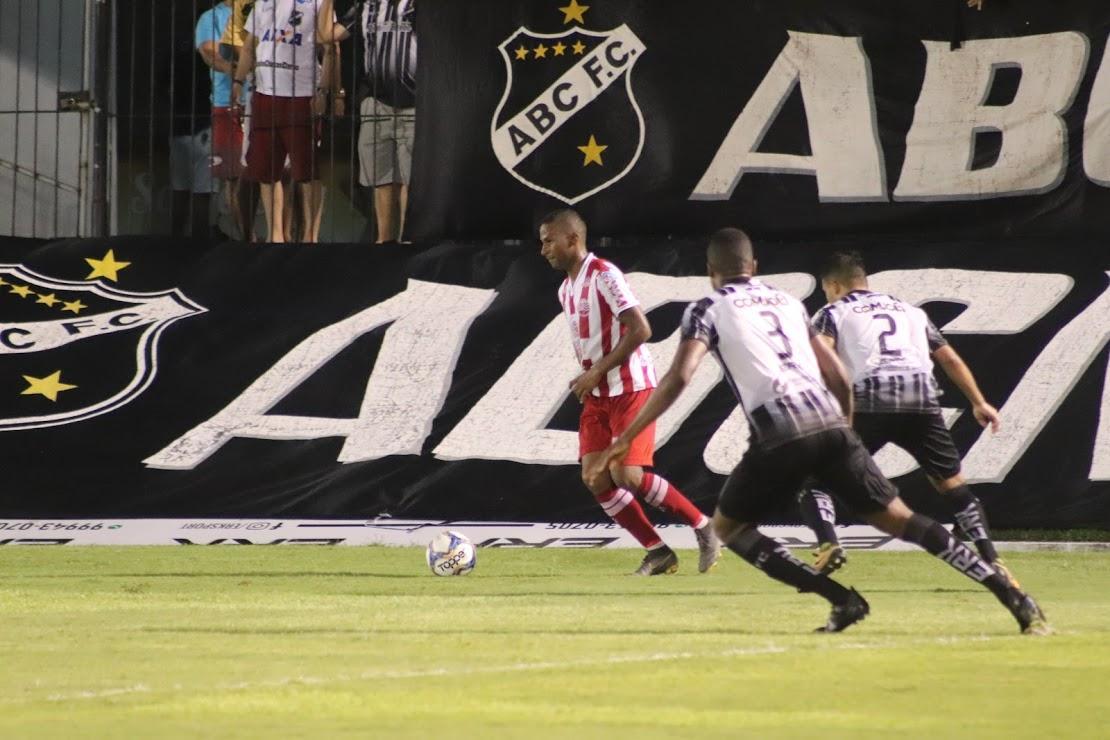 Equipes se enfrentaram neste domingo no estdio Frasqueiro, em Natal. 