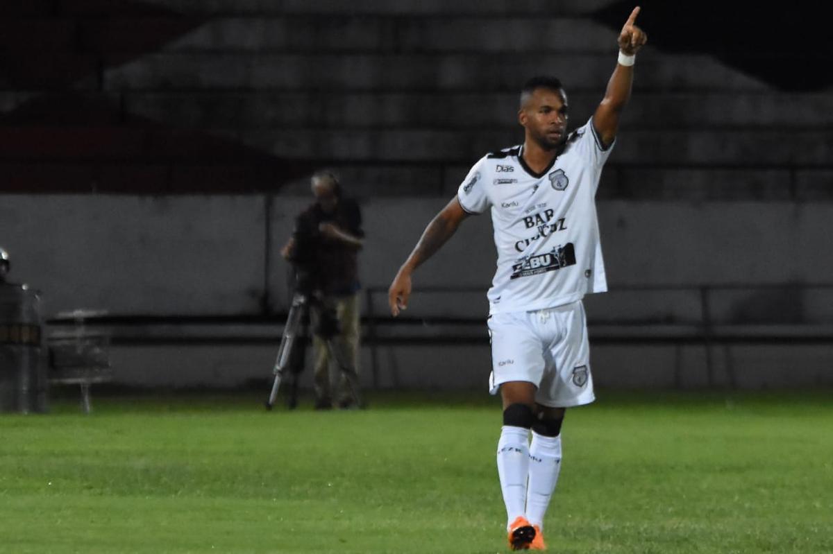 Santa Cruz enfrenta o Treze-PB na estreia de ambos os times na Srie C do Campeonato Brasileiro. A partida acontece no estdio do Arruda.