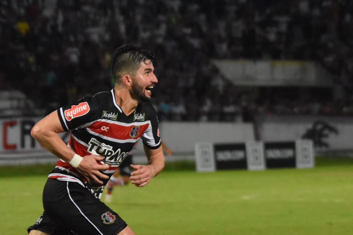 Aps sair perdendo por 2 a 0 no primeiro tempo, Santa Cruz buscou o empate, que saiu aos 51 minutos da etapa final