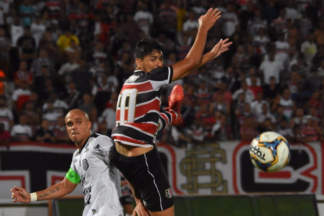 Aps sair perdendo por 2 a 0 no primeiro tempo, Santa Cruz buscou o empate, que saiu aos 51 minutos da etapa final