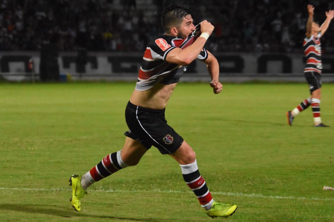 Aps sair perdendo por 2 a 0 no primeiro tempo, Santa Cruz buscou o empate, que saiu aos 51 minutos da etapa final