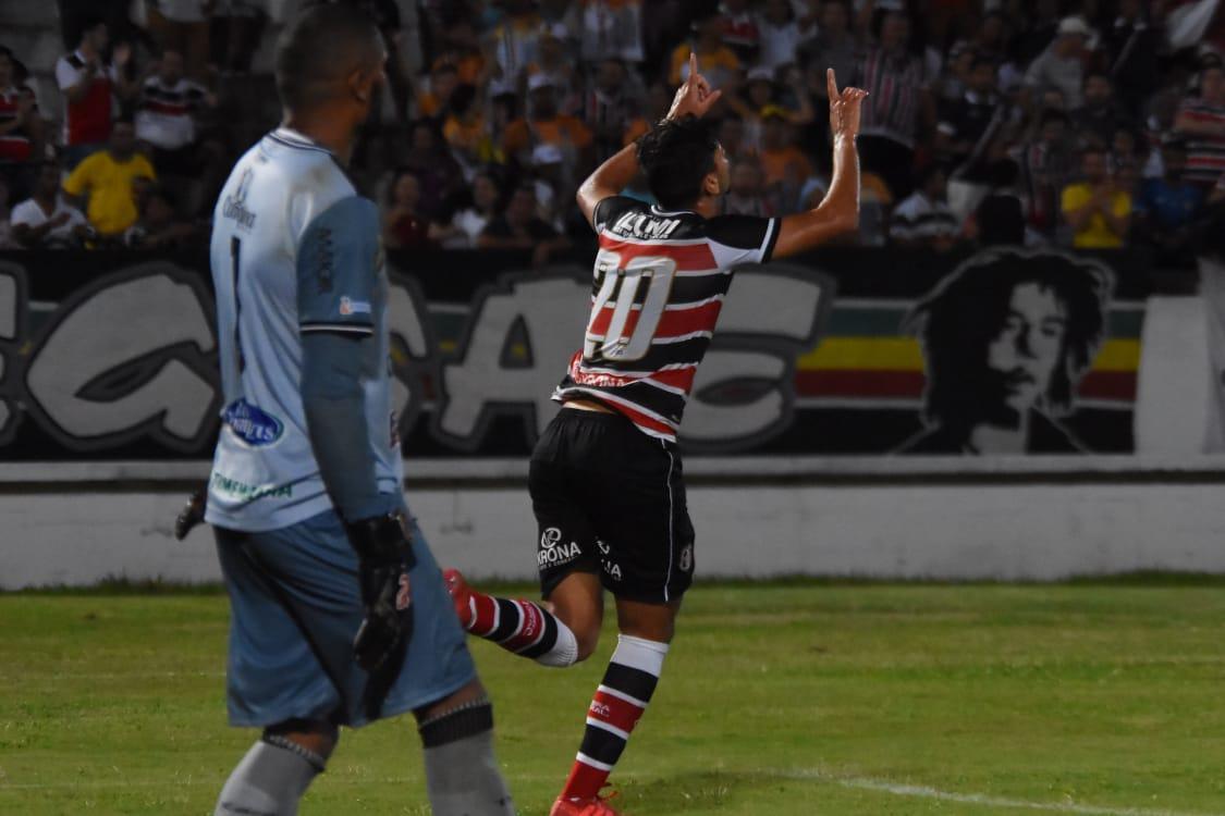 Aps sair perdendo por 2 a 0 no primeiro tempo, Santa Cruz buscou o empate, que saiu aos 51 minutos da etapa final