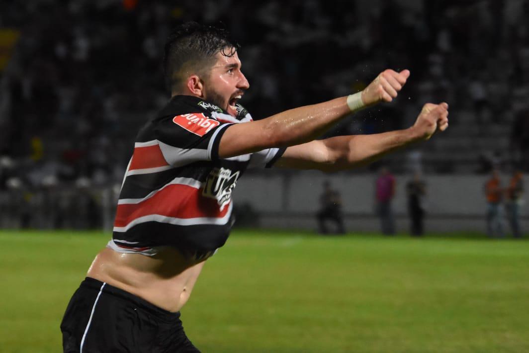 Aps sair perdendo por 2 a 0 no primeiro tempo, Santa Cruz buscou o empate, que saiu aos 51 minutos da etapa final