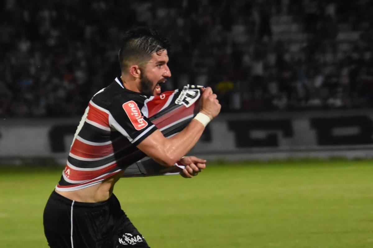 Aps sair perdendo por 2 a 0 no primeiro tempo, Santa Cruz buscou o empate, que saiu aos 51 minutos da etapa final