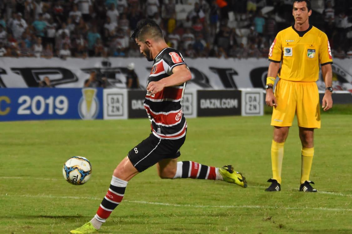 Aps sair perdendo por 2 a 0 no primeiro tempo, Santa Cruz buscou o empate, que saiu aos 51 minutos da etapa final