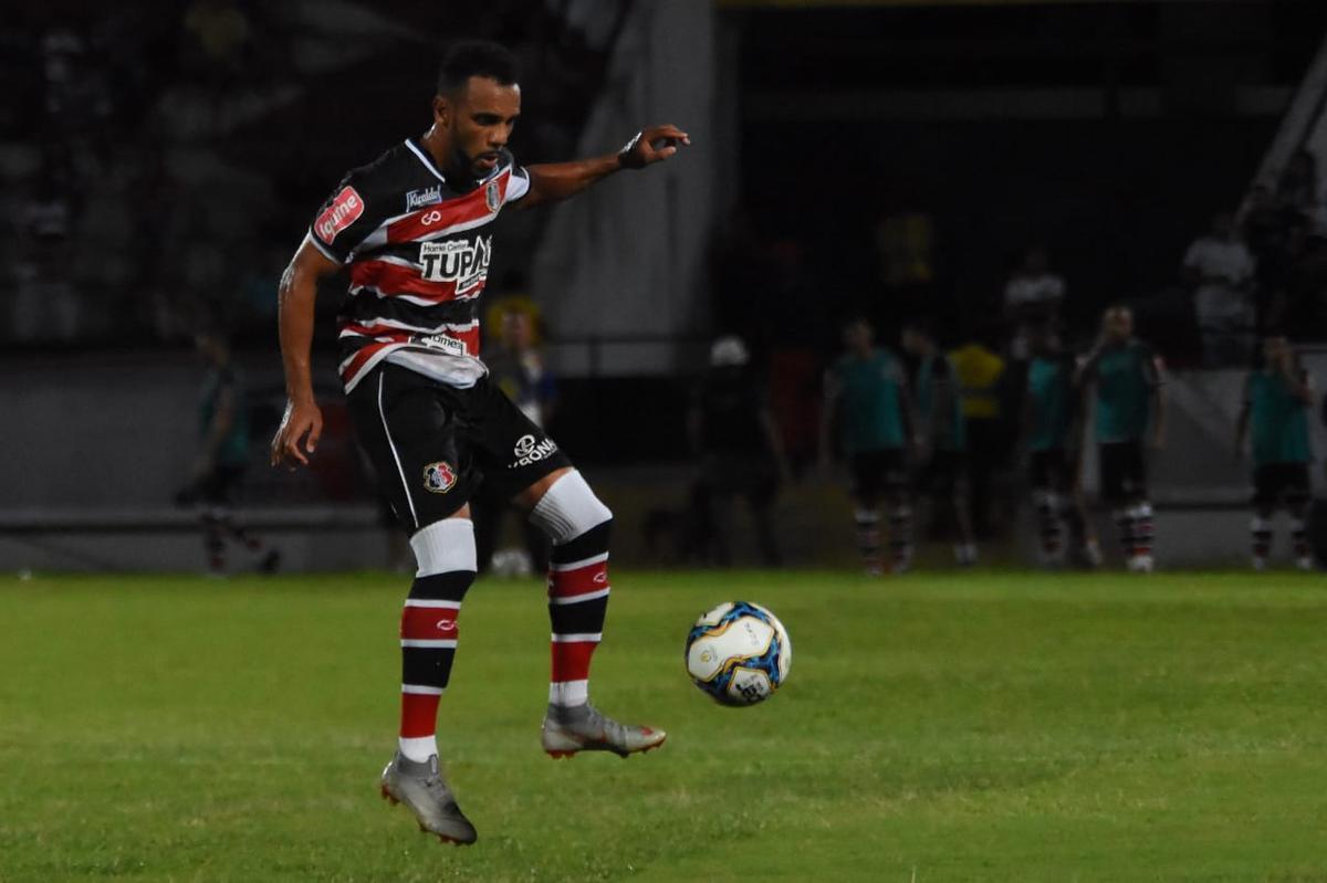 Aps sair perdendo por 2 a 0 no primeiro tempo, Santa Cruz buscou o empate, que saiu aos 51 minutos da etapa final