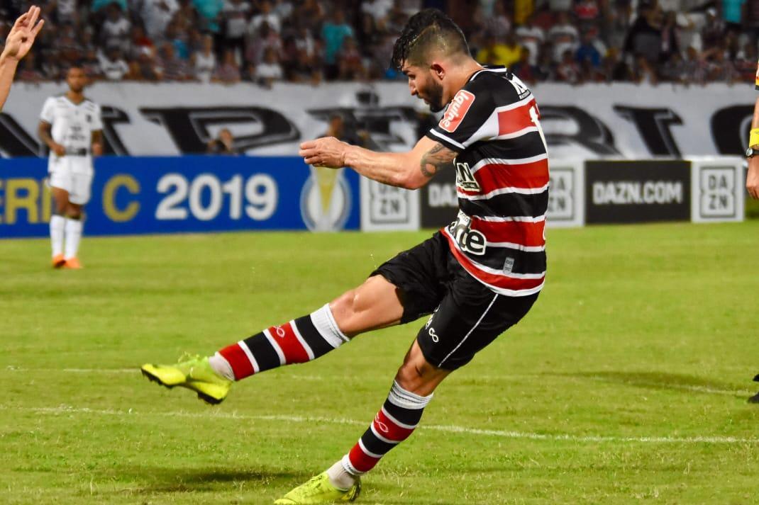 Aps sair perdendo por 2 a 0 no primeiro tempo, Santa Cruz buscou o empate, que saiu aos 51 minutos da etapa final