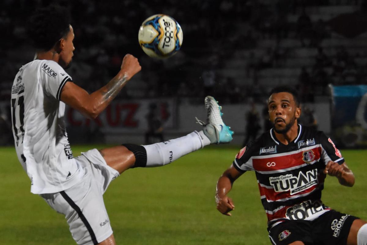 Aps sair perdendo por 2 a 0 no primeiro tempo, Santa Cruz buscou o empate, que saiu aos 51 minutos da etapa final