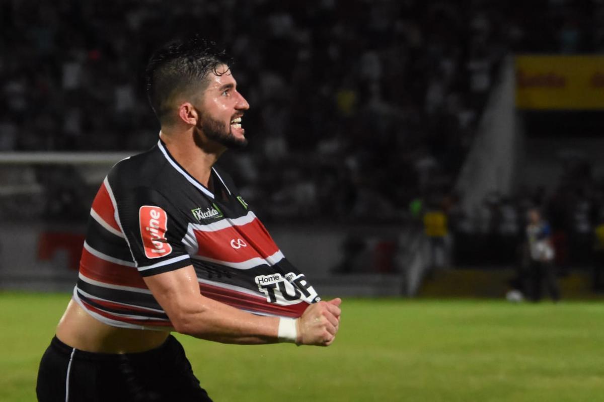 Aps sair perdendo por 2 a 0 no primeiro tempo, Santa Cruz buscou o empate, que saiu aos 51 minutos da etapa final