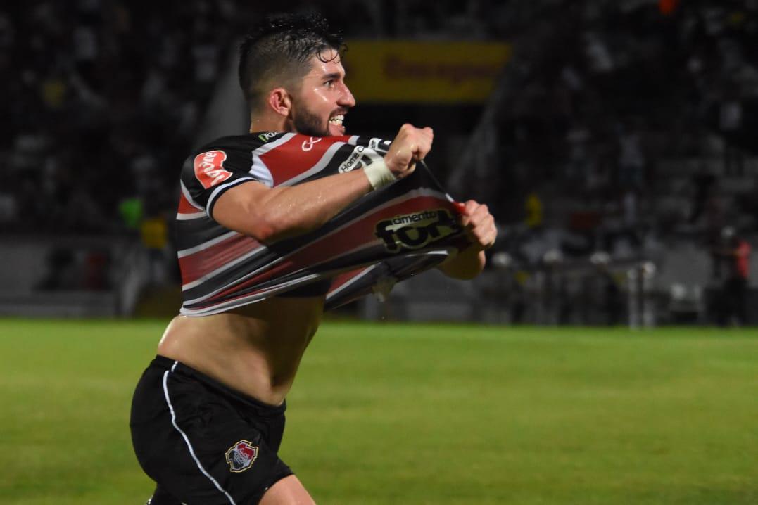 Aps sair perdendo por 2 a 0 no primeiro tempo, Santa Cruz buscou o empate, que saiu aos 51 minutos da etapa final