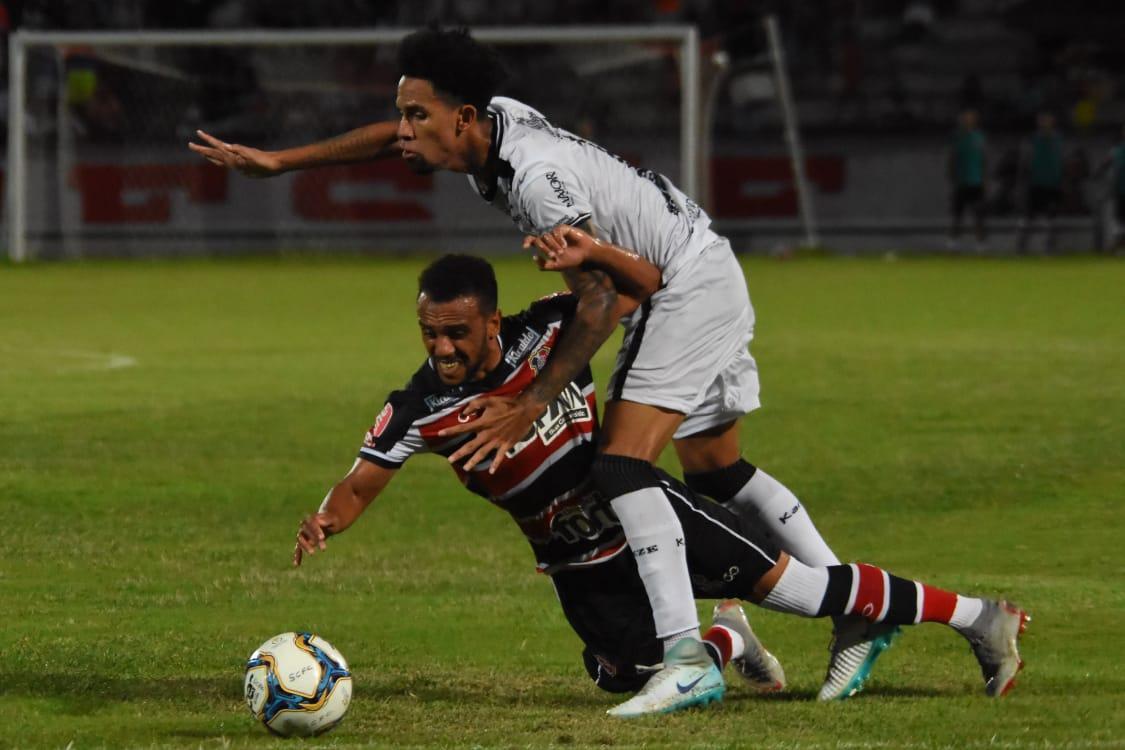 Aps sair perdendo por 2 a 0 no primeiro tempo, Santa Cruz buscou o empate, que saiu aos 51 minutos da etapa final
