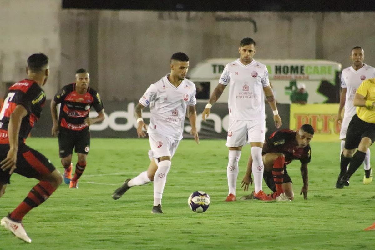 Equipes disputaram o jogo de ida do confronto, que vale uma vaga na fase de grupos da prxima edio