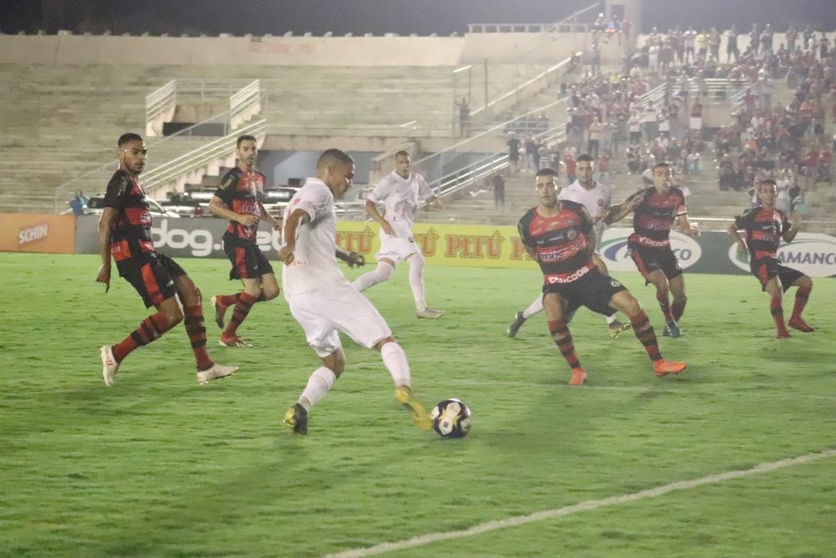 Equipes disputaram o jogo de ida do confronto, que vale uma vaga na fase de grupos da prxima edio