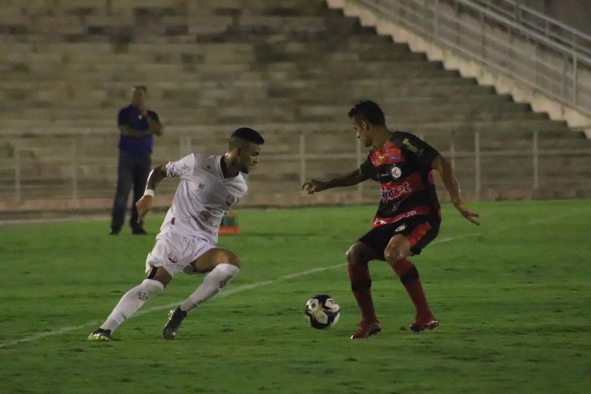 Equipes disputaram o jogo de ida do confronto, que vale uma vaga na fase de grupos da prxima edio