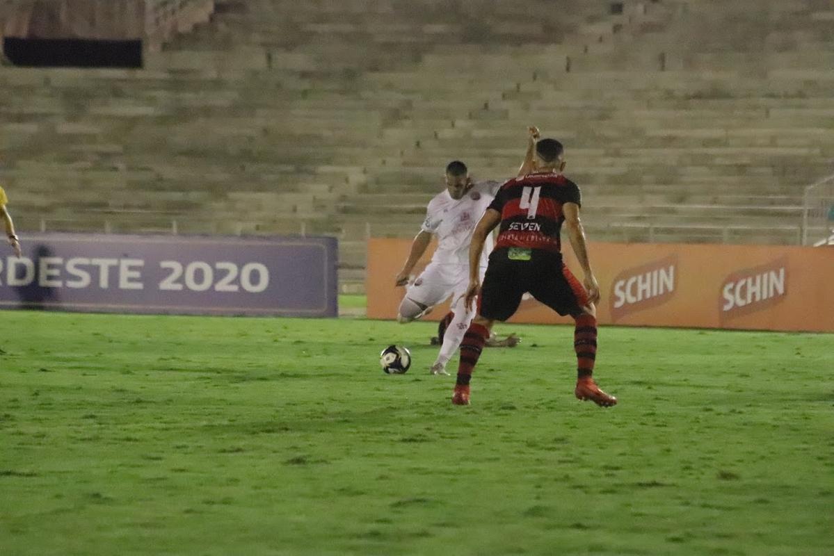 Equipes disputaram o jogo de ida do confronto, que vale uma vaga na fase de grupos da prxima edio