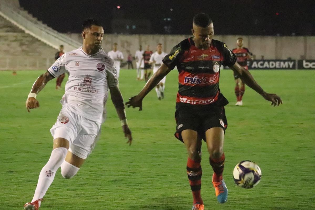 Equipes disputaram o jogo de ida do confronto, que vale uma vaga na fase de grupos da prxima edio