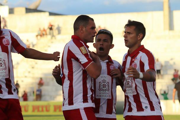Novamente pela Copa do Nordeste, Wallace Pernambucano foi o responsvel pelo gol de empate diante do Salgueiro, no Serto