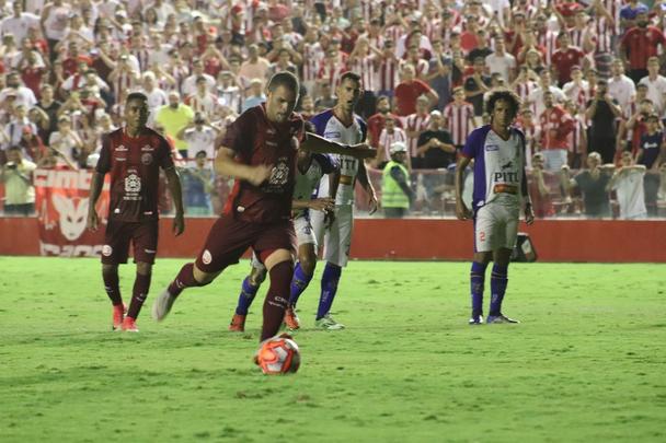 Contra o Vitria, pelo Estadual, Wallace marcou dois gols de pnaltis e garantiu o placar de 2 a 0