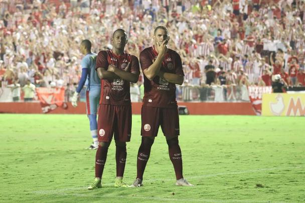 Contra o Vitria, pelo Estadual, Wallace marcou dois gols de pnaltis e garantiu o placar de 2 a 0