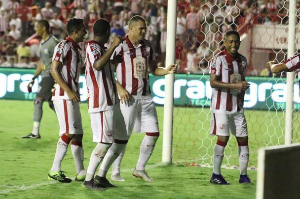 Novamente contra o Vitria, e, novamente de pnalti, Wallace marcou o stimo gol na temporada, nas quartas de final do Pernambucano