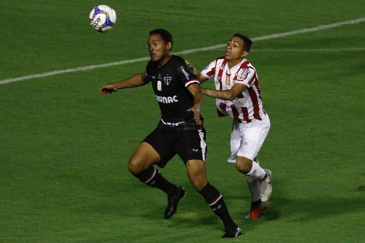 Na nica oportunidade - das poucas criadas - que teve, o Ferrovirio conseguiu furar a defesa do Nutico e sair na vantagem para casa