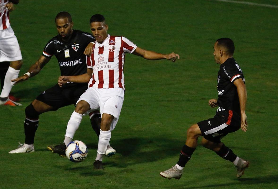 Na nica oportunidade - das poucas criadas - que teve, o Ferrovirio conseguiu furar a defesa do Nutico e sair na vantagem para casa