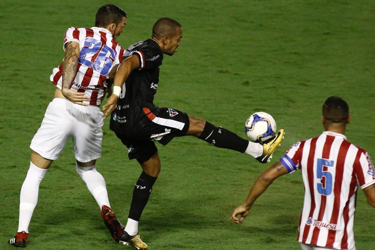 Na nica oportunidade - das poucas criadas - que teve, o Ferrovirio conseguiu furar a defesa do Nutico e sair na vantagem para casa