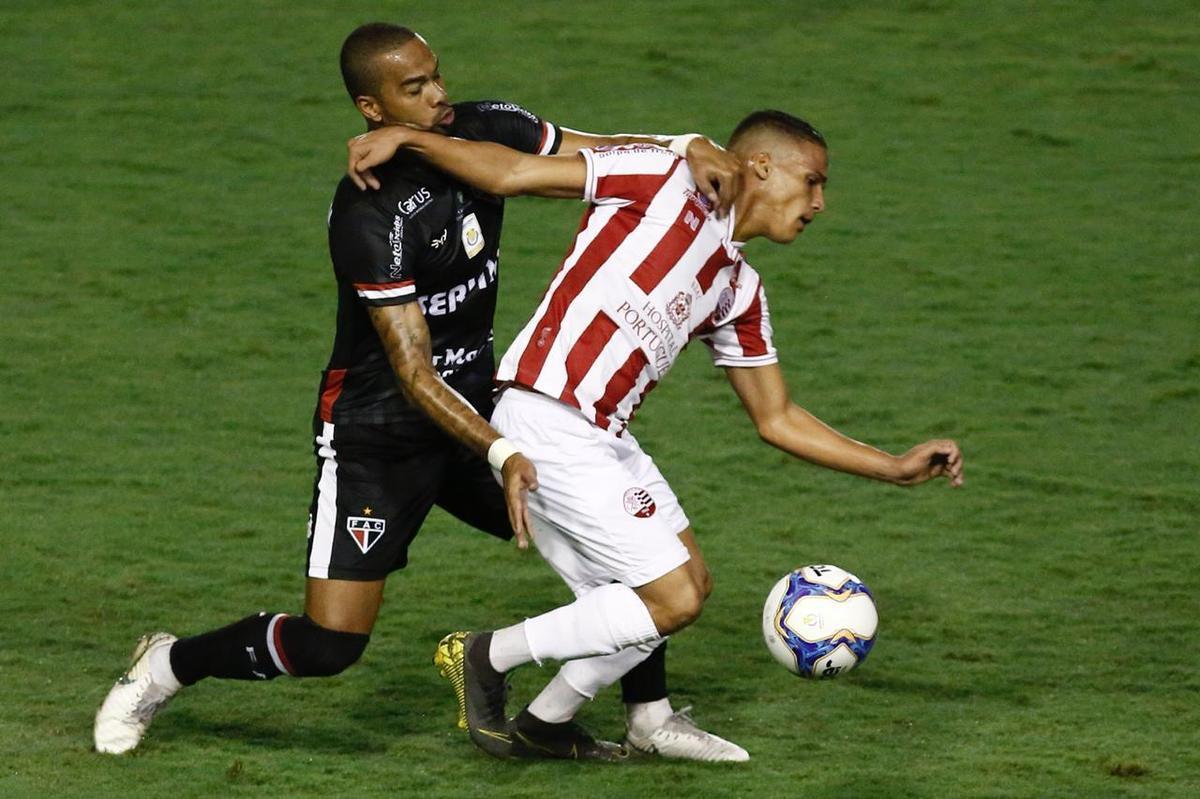 Na nica oportunidade - das poucas criadas - que teve, o Ferrovirio conseguiu furar a defesa do Nutico e sair na vantagem para casa