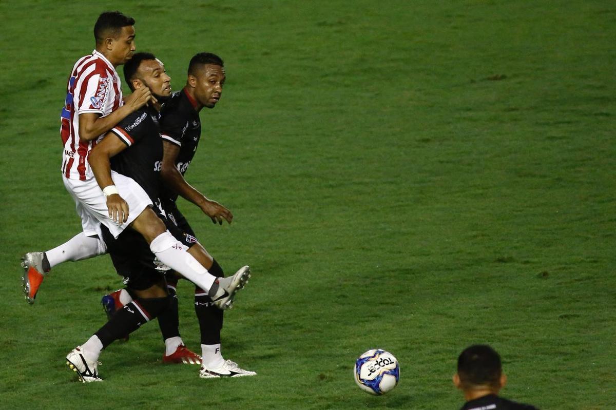 Na nica oportunidade - das poucas criadas - que teve, o Ferrovirio conseguiu furar a defesa do Nutico e sair na vantagem para casa