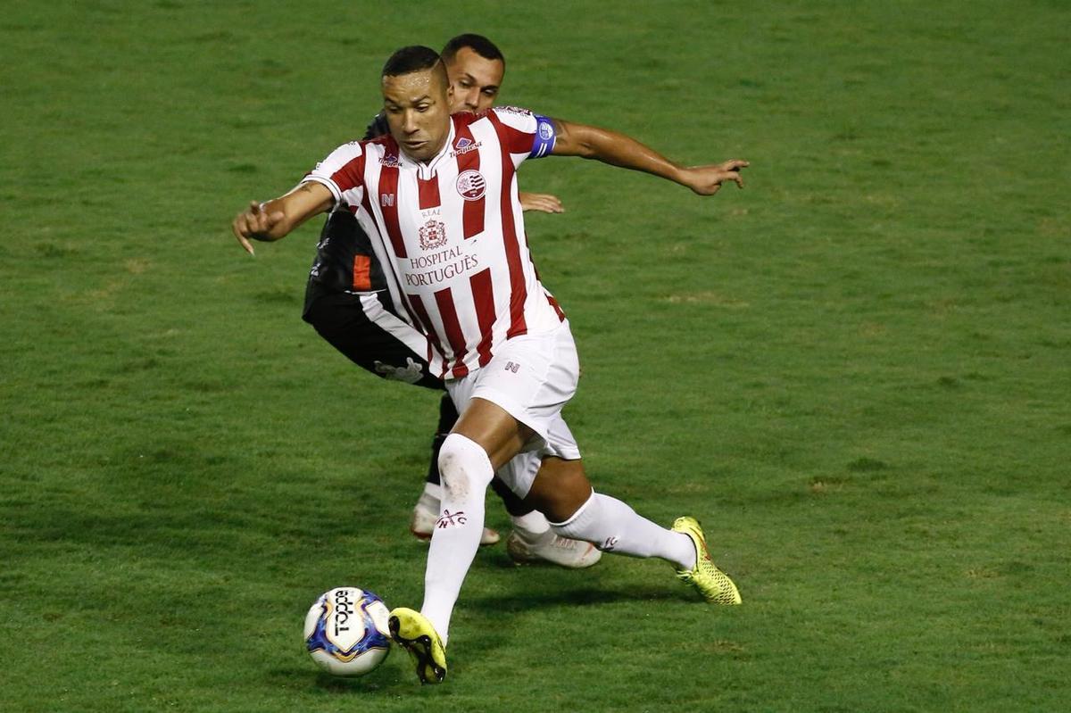 Na nica oportunidade - das poucas criadas - que teve, o Ferrovirio conseguiu furar a defesa do Nutico e sair na vantagem para casa