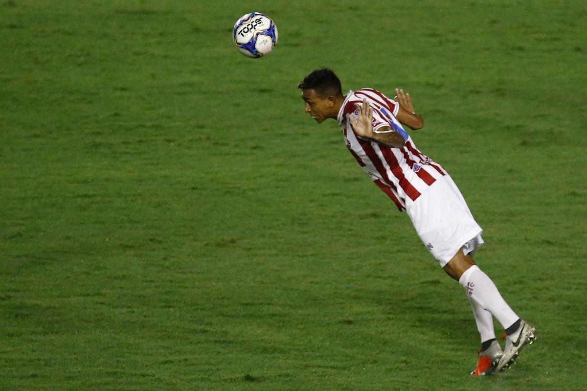 Na nica oportunidade - das poucas criadas - que teve, o Ferrovirio conseguiu furar a defesa do Nutico e sair na vantagem para casa