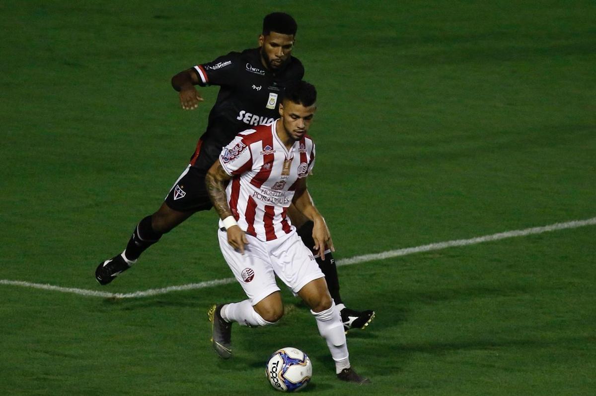 Na nica oportunidade - das poucas criadas - que teve, o Ferrovirio conseguiu furar a defesa do Nutico e sair na vantagem para casa