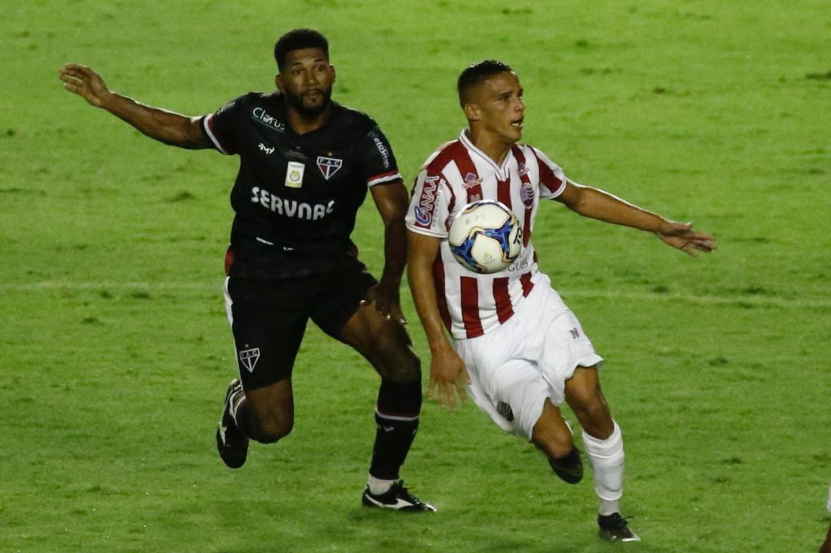 Na nica oportunidade - das poucas criadas - que teve, o Ferrovirio conseguiu furar a defesa do Nutico e sair na vantagem para casa