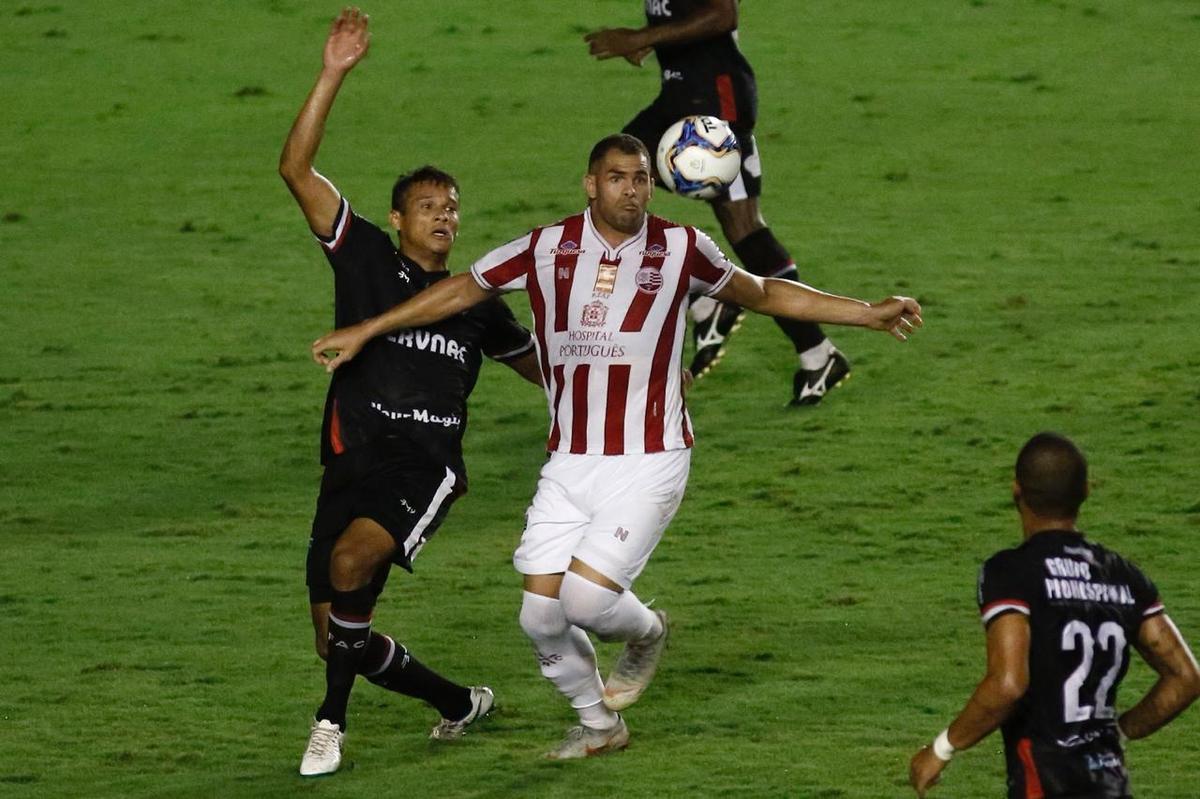 Na nica oportunidade - das poucas criadas - que teve, o Ferrovirio conseguiu furar a defesa do Nutico e sair na vantagem para casa
