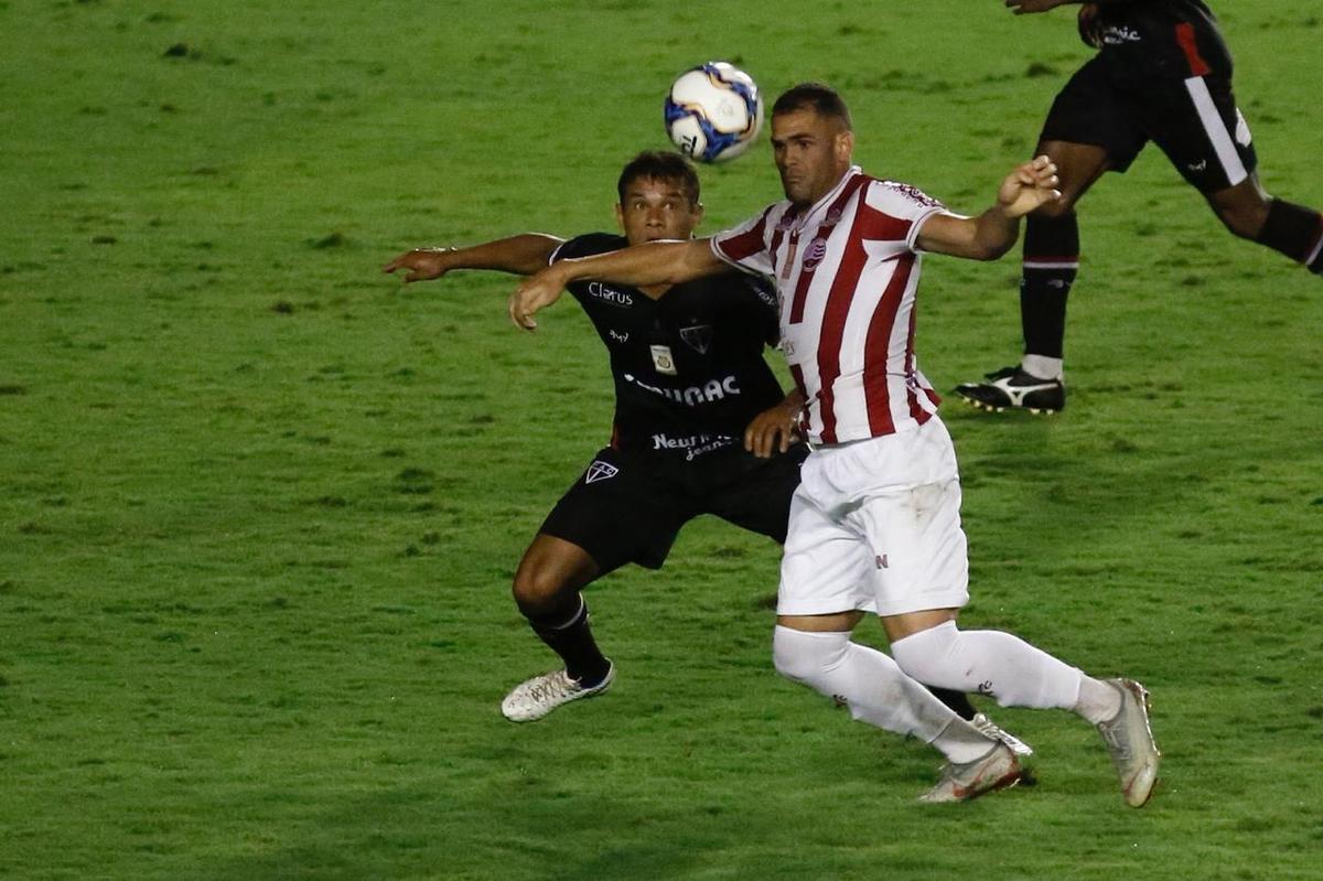 Na nica oportunidade - das poucas criadas - que teve, o Ferrovirio conseguiu furar a defesa do Nutico e sair na vantagem para casa