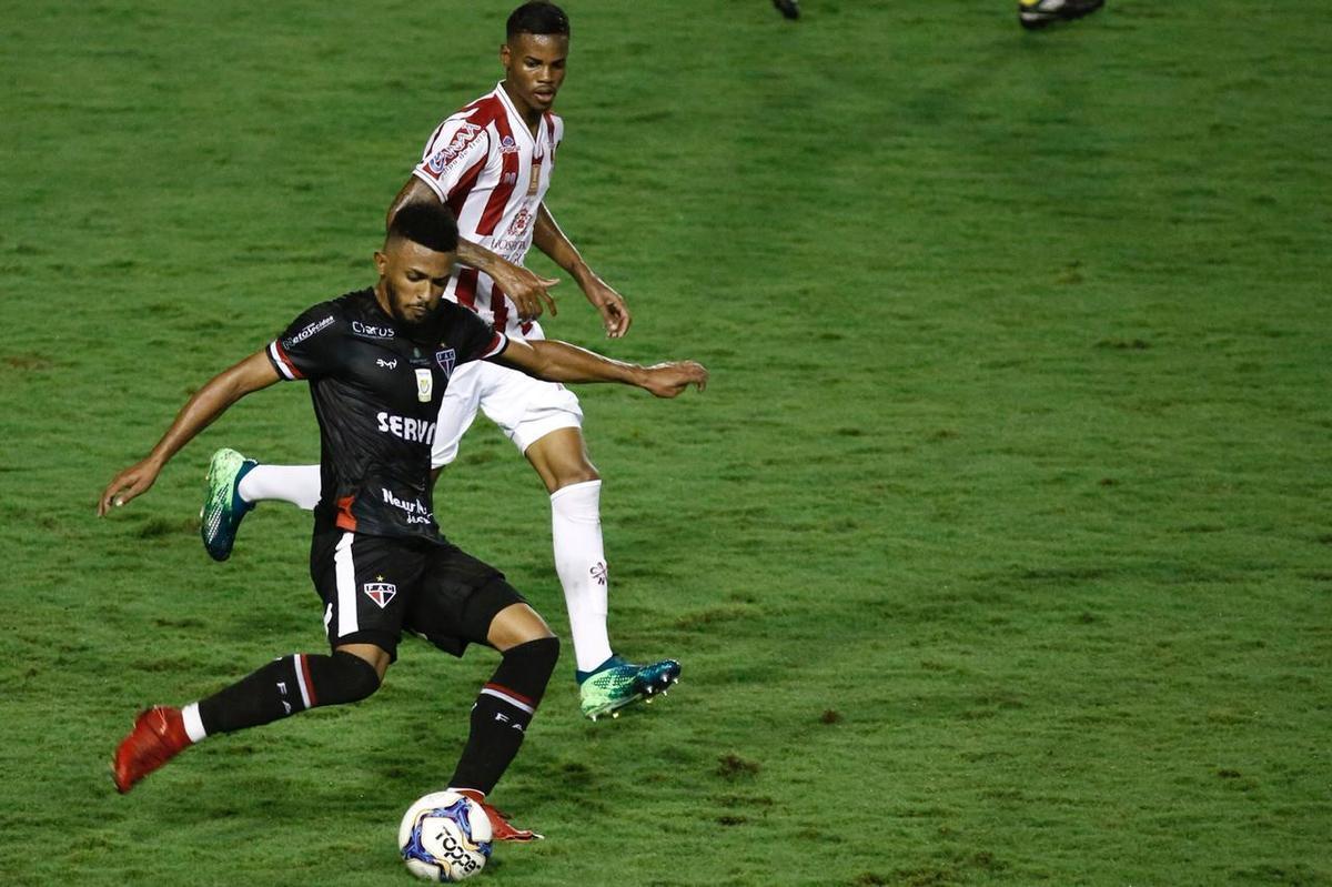 Na nica oportunidade - das poucas criadas - que teve, o Ferrovirio conseguiu furar a defesa do Nutico e sair na vantagem para casa