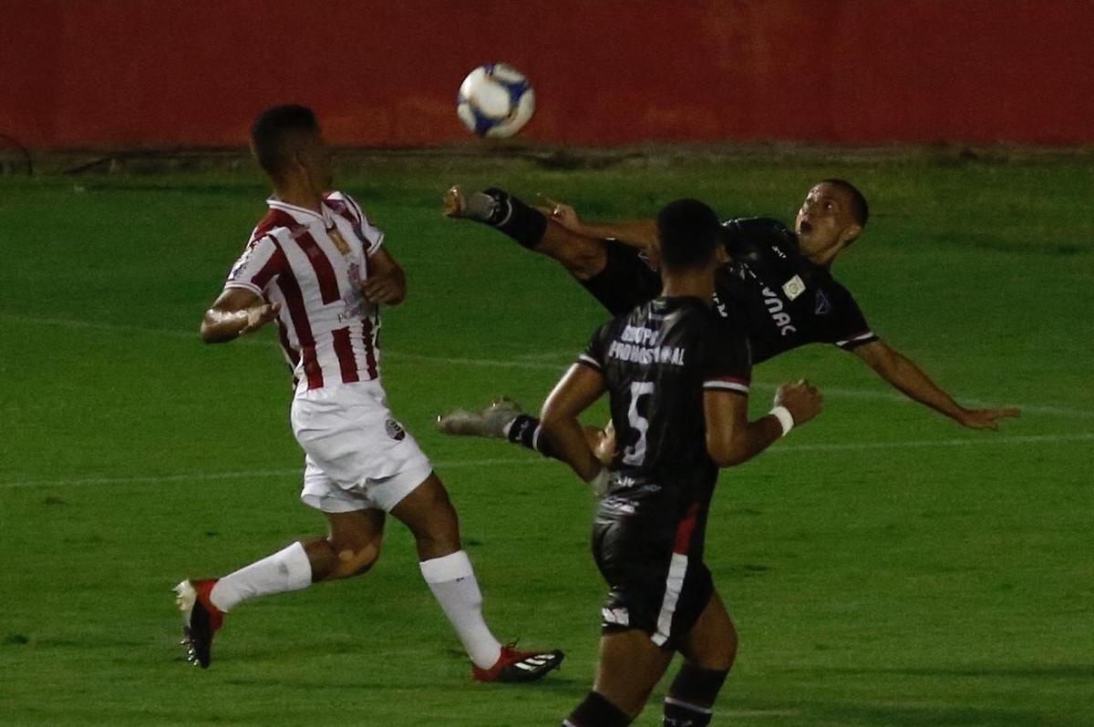 Na nica oportunidade - das poucas criadas - que teve, o Ferrovirio conseguiu furar a defesa do Nutico e sair na vantagem para casa