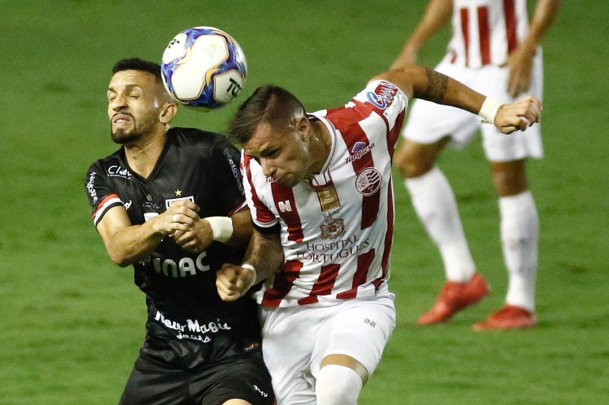 Na nica oportunidade - das poucas criadas - que teve, o Ferrovirio conseguiu furar a defesa do Nutico e sair na vantagem para casa